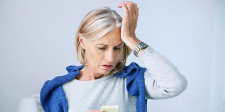 Eine Frau versucht sich zu erinnern