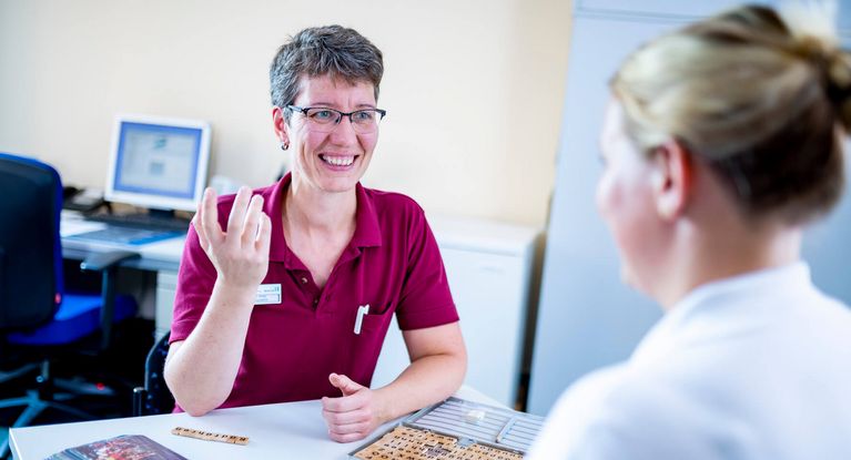 Patientin übert mit der Logopädin in der Logopädie