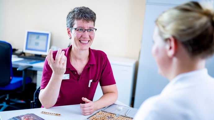 Patientin übert mit der Logopädin in der Logopädie