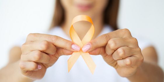 Frau mit orangener Schleife für MS