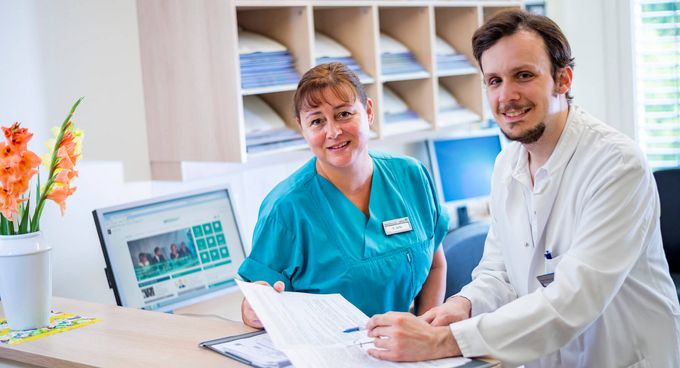 Arzt und Arzthelferin