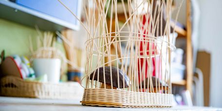 Patienten flechten einen Korb in der Ergotherapie