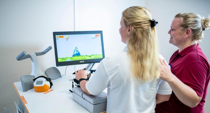 Patientin übt in der Physiortherapie an der Tyrostation