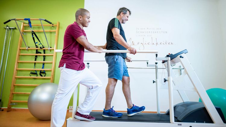 Patient lernt gehen auf dem Laufband