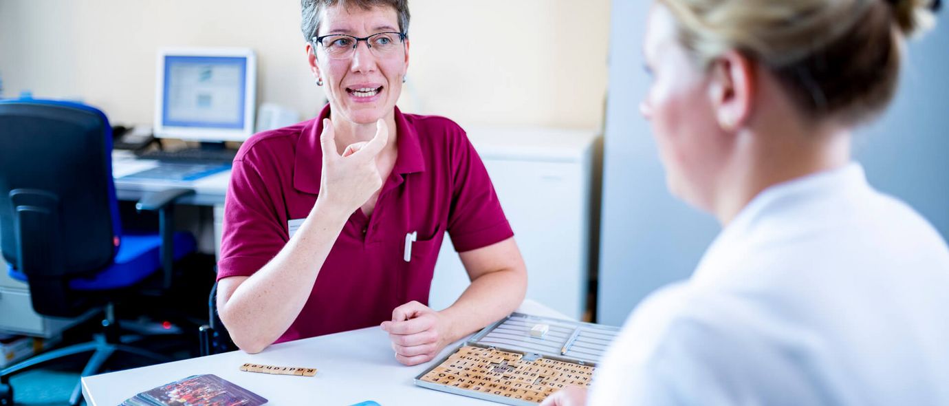 Logopädien und Patientin trainieren Aussprache