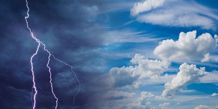 Blitz aus grauem Himmel