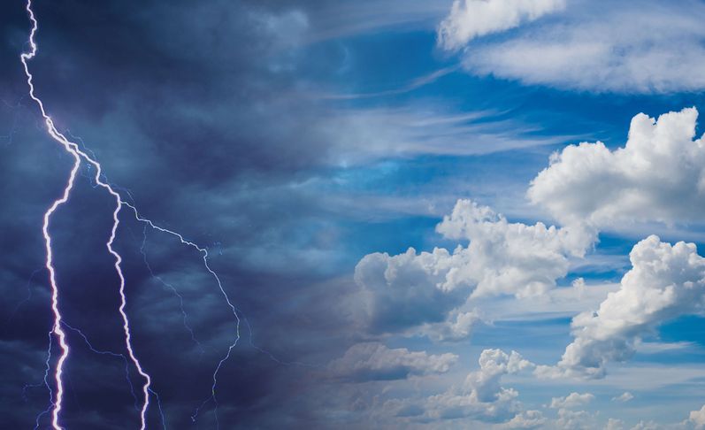 Blitz aus grauem Himmel