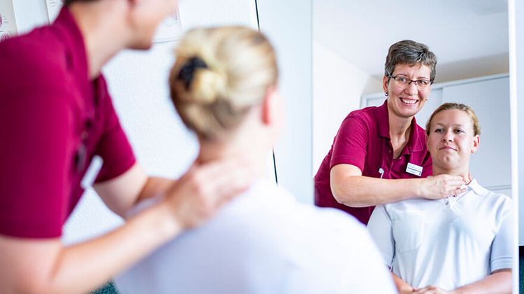 Logopäde behandelt Patienten in der Sprech- und Stimmtherapie
