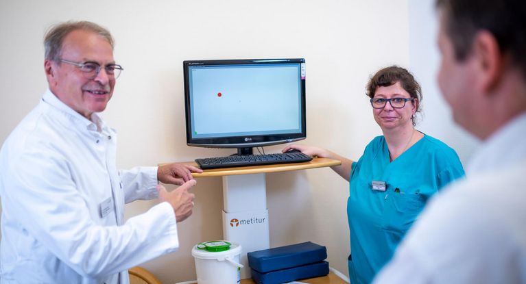 Ärzte und Pflegekräfte disktuieren Untersuchungsergebnisse