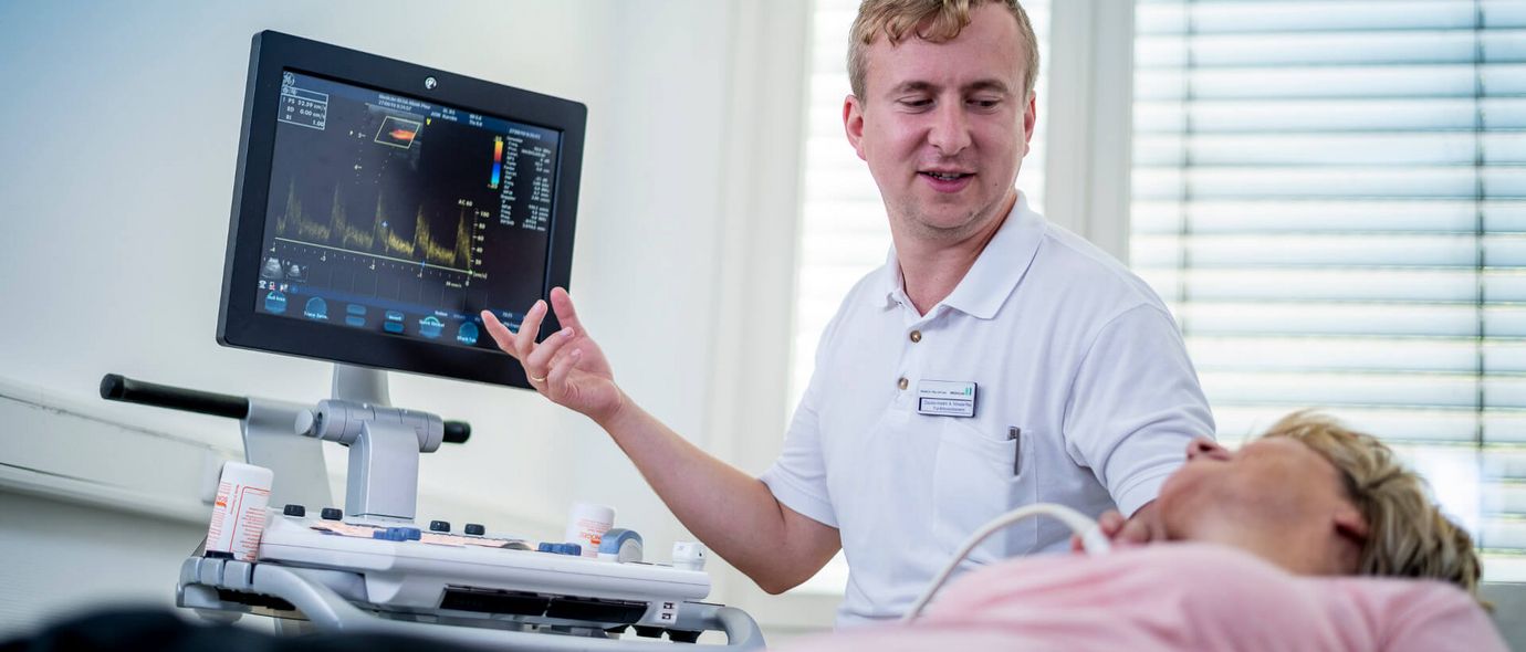 Arzt zeigt Patientin Ergebnisse einer neurologischen Untersuchung