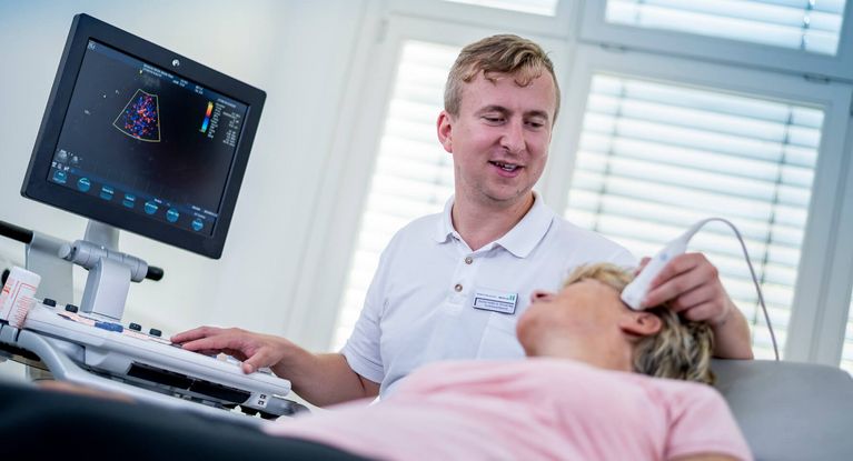 Arzt untersucht neurologische Patientin