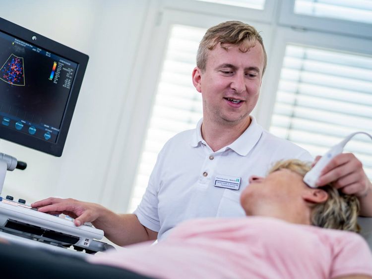 Arzt untersucht neurologische Patientin