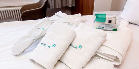 Handtücher auf dem Bett im Wahlleistungszimmer