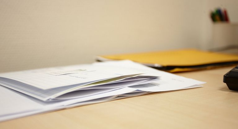 Briefe liegen auf dem Tisch