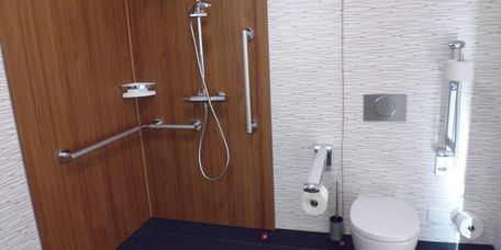 Dusche im Bad des Wahlleistungszimmers