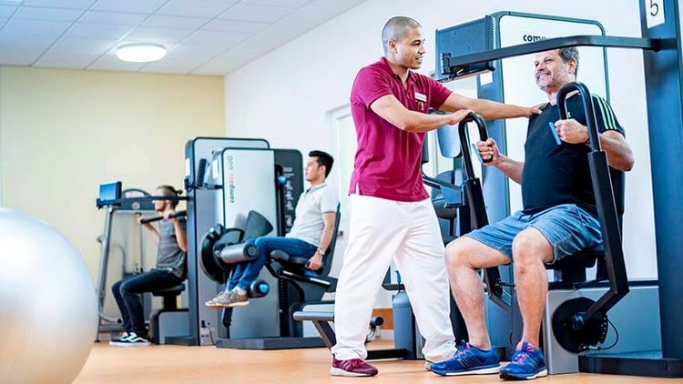 Patient baut Muskeln auf in der medizinischen Trainingstherapie